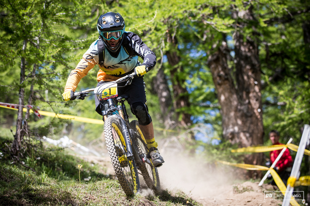 It was no problem for Fabien Barel who just smashed into the catch berm and then placed it nicely on the high line out of trouble. In the scratch results from today he was third overall.