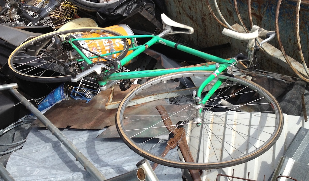 Just a random pic of a nice oldschool road bike abandoned to the junkyard.