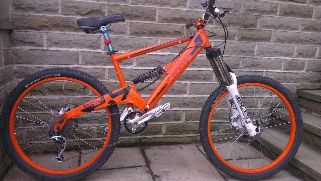 2006 orange patriot fr 18",
powder coated focus st orange,
09 marzocchi 66 air, hayes stroker ryde 203mm &amp; 160mm.
1x9 conversion(36t chain-ring). dmr sect stem. truvativ boobar. dmr seat post &amp; shite bikehut saddle. e13 1x chain guide. shimano deore rear hub. hope pro evo 2 front hub(red) odi steve peat grips. raceface ride dh cranks. kona pedals. marzocchi roco r rear shock. rear wheel needs truing, brakes could do with a bleed tbh. best offers around £900
