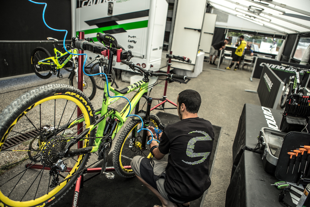 CFR mechanic Giacomo Angeli puts the finishing touches on Jerome’s race rig.