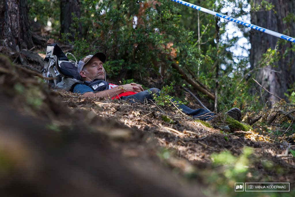 The break between the junior s and the women s race is just to long... even for the course whisperer himself.