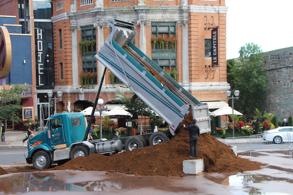 A Dirt Jump event right in the middle of the Old Québec City, at Place d'Youville. Don't miss it on August 8!