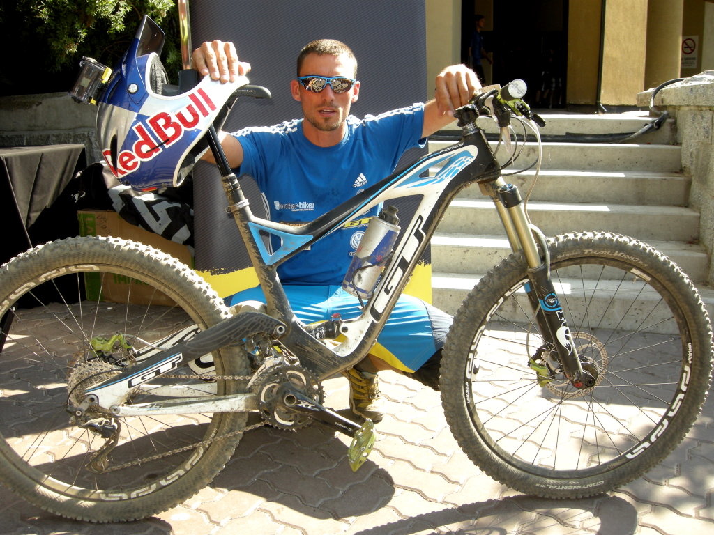 Kenny Belaey, World Trials Champion poses with his GT Force Carbon enduro racer