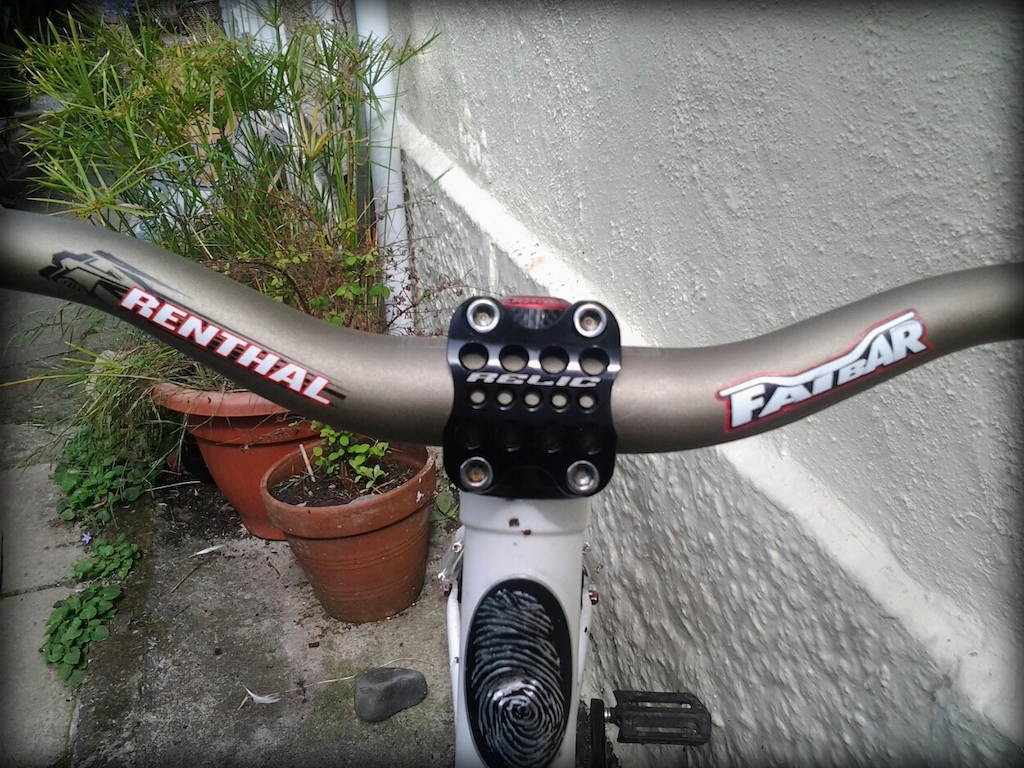 Relic Armor stem 45mm and Renthal FatBar 30mm/740mm.