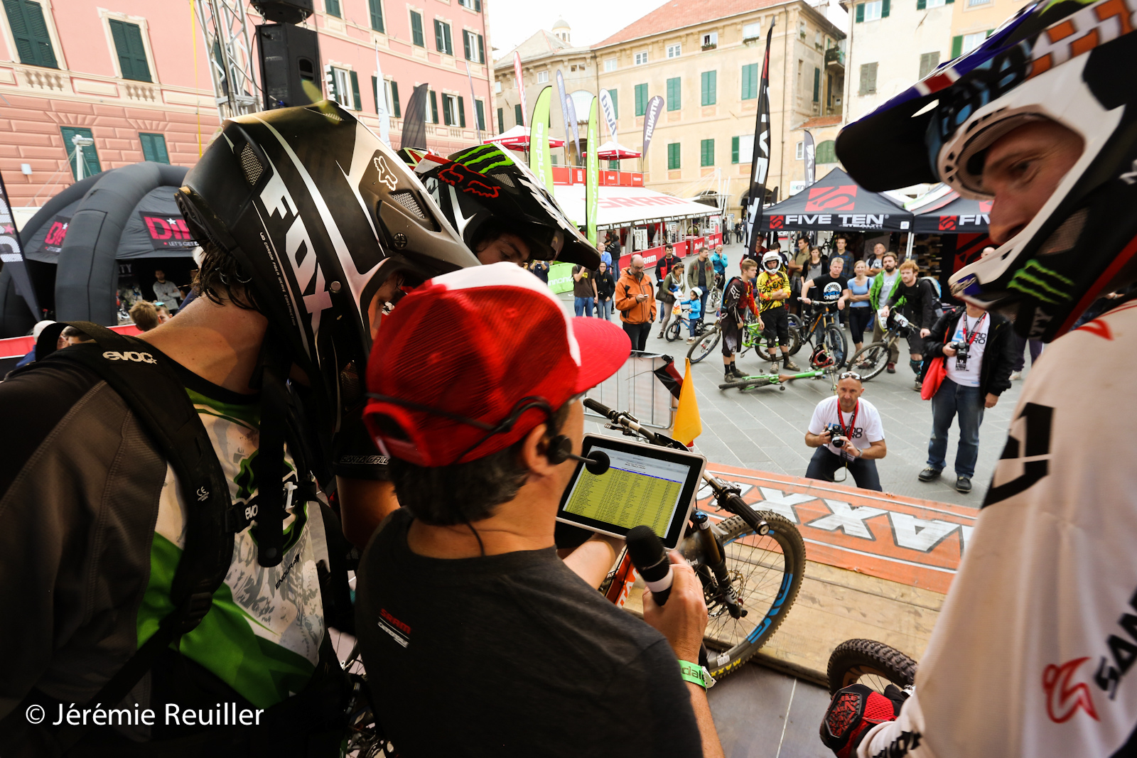 Steve Peat cross the finish line and go on the stage. He look with Enrico the ranking.