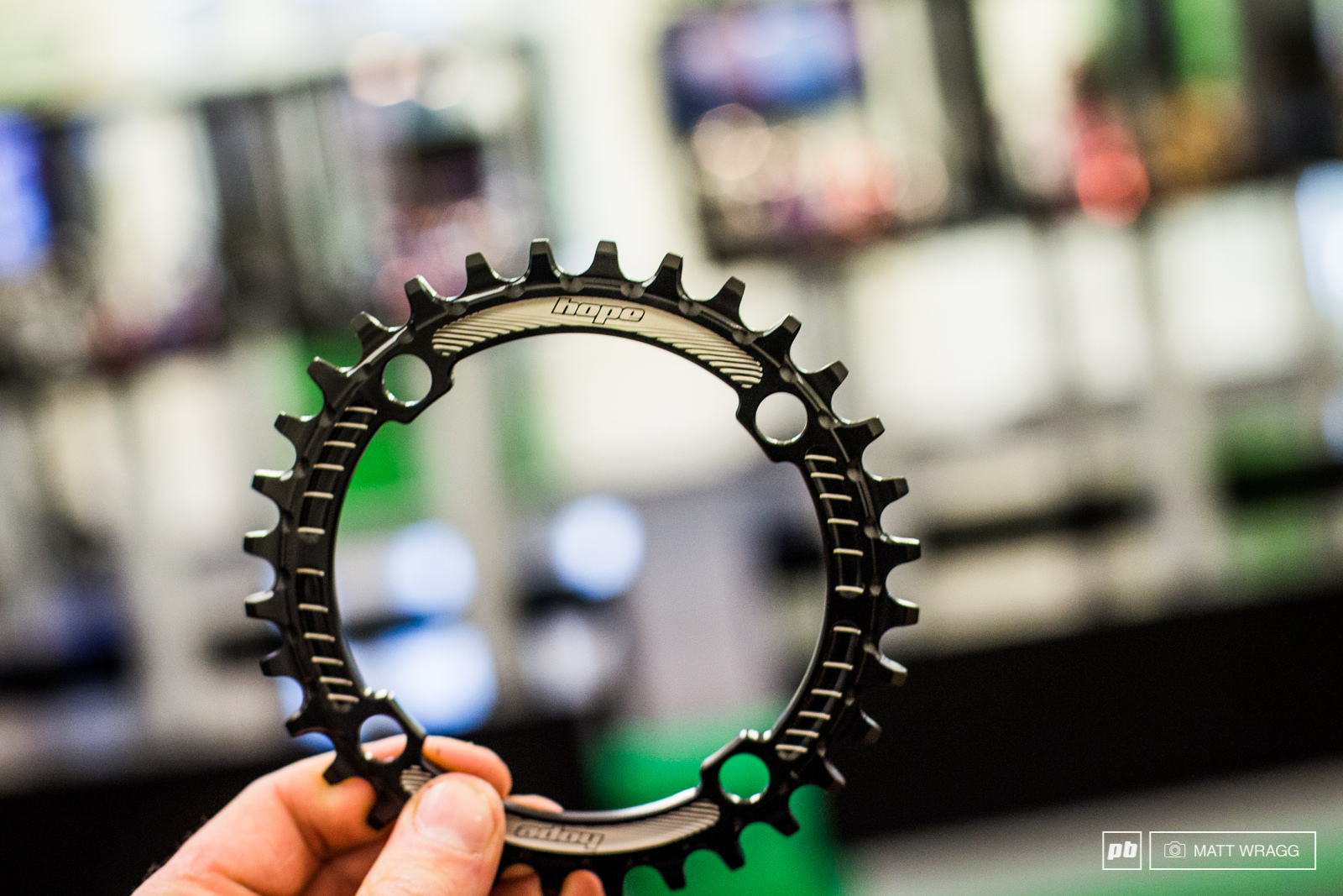 Many people have been expecting one of these from Hope for a little while now - a narrow/wide chainring. As with all their chainring the finish and detailing on the machining is top notch.