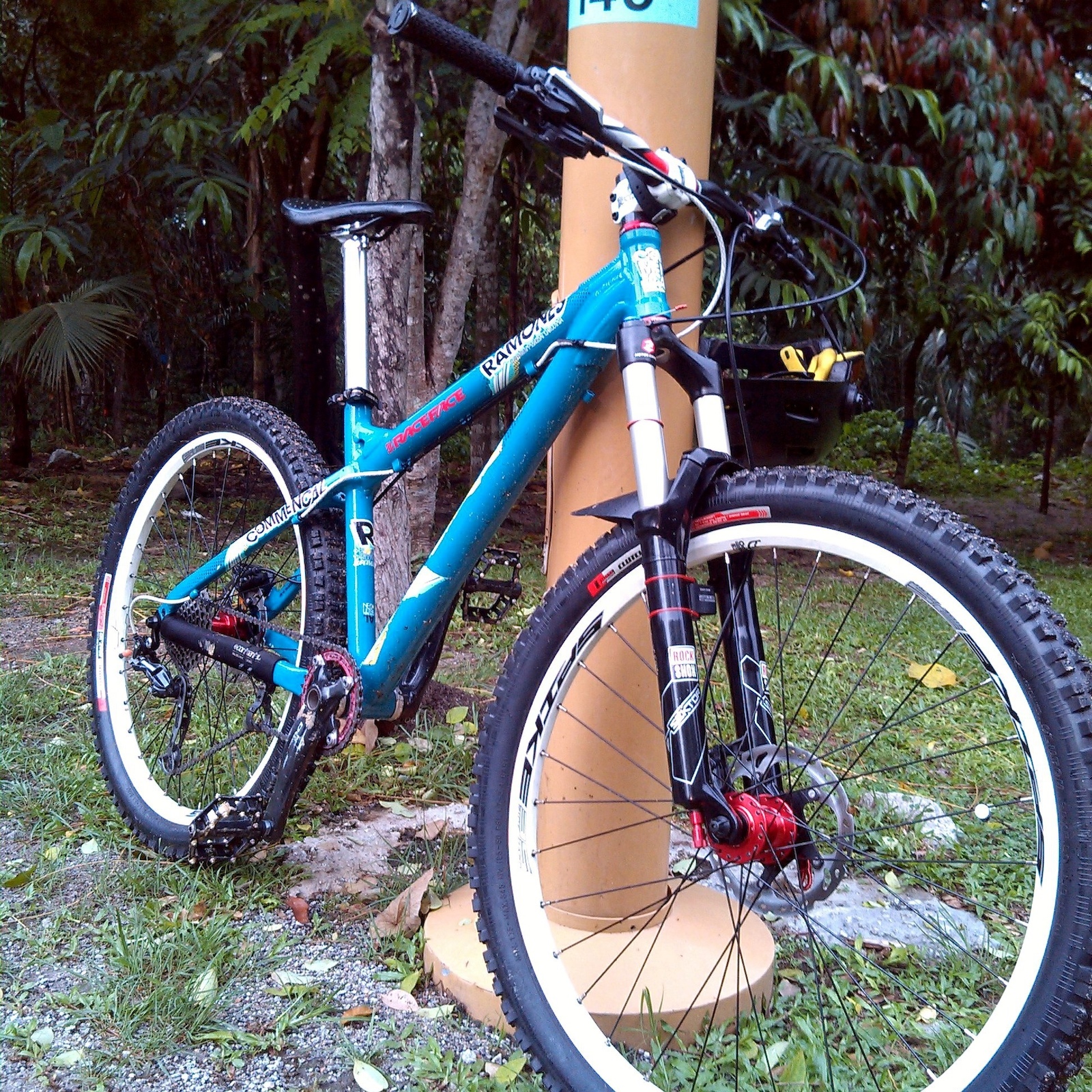 Commencal Ramones 2010
140MM Sektor
2.3 specialized sx
raceface narrow wide single speed
deore brakes(ice tech)
deore 10 speed