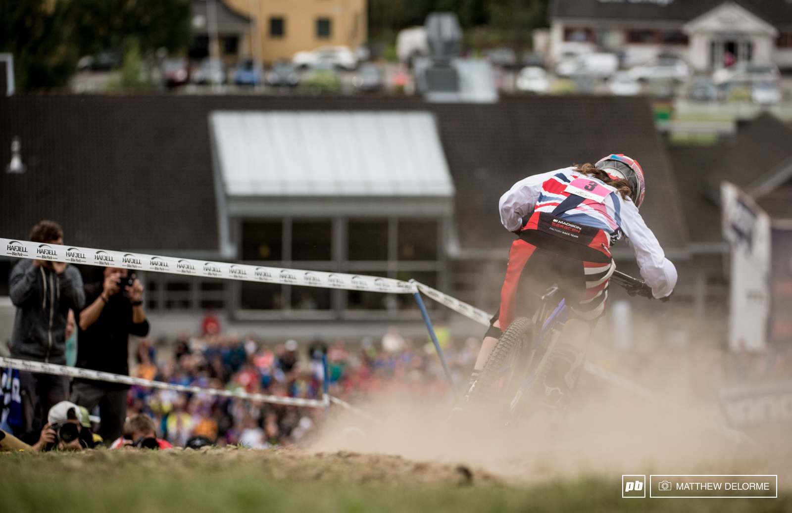 Manon Carpenter got on the gas today and edged out fellow Brit Rachel Atherton.