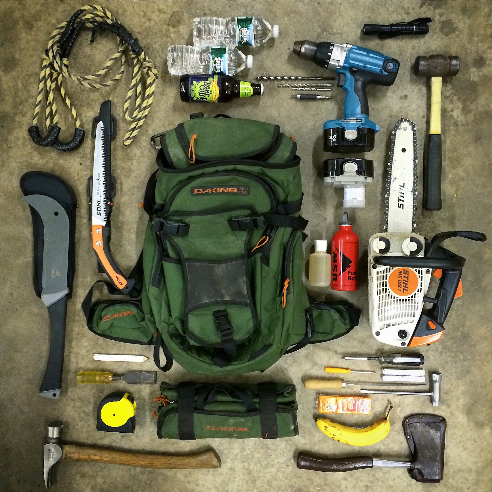 I always like seeing pics of the gear people lug around on their backs so I decided to take one of my trailwork kit I drag around. It all fits in the bag.