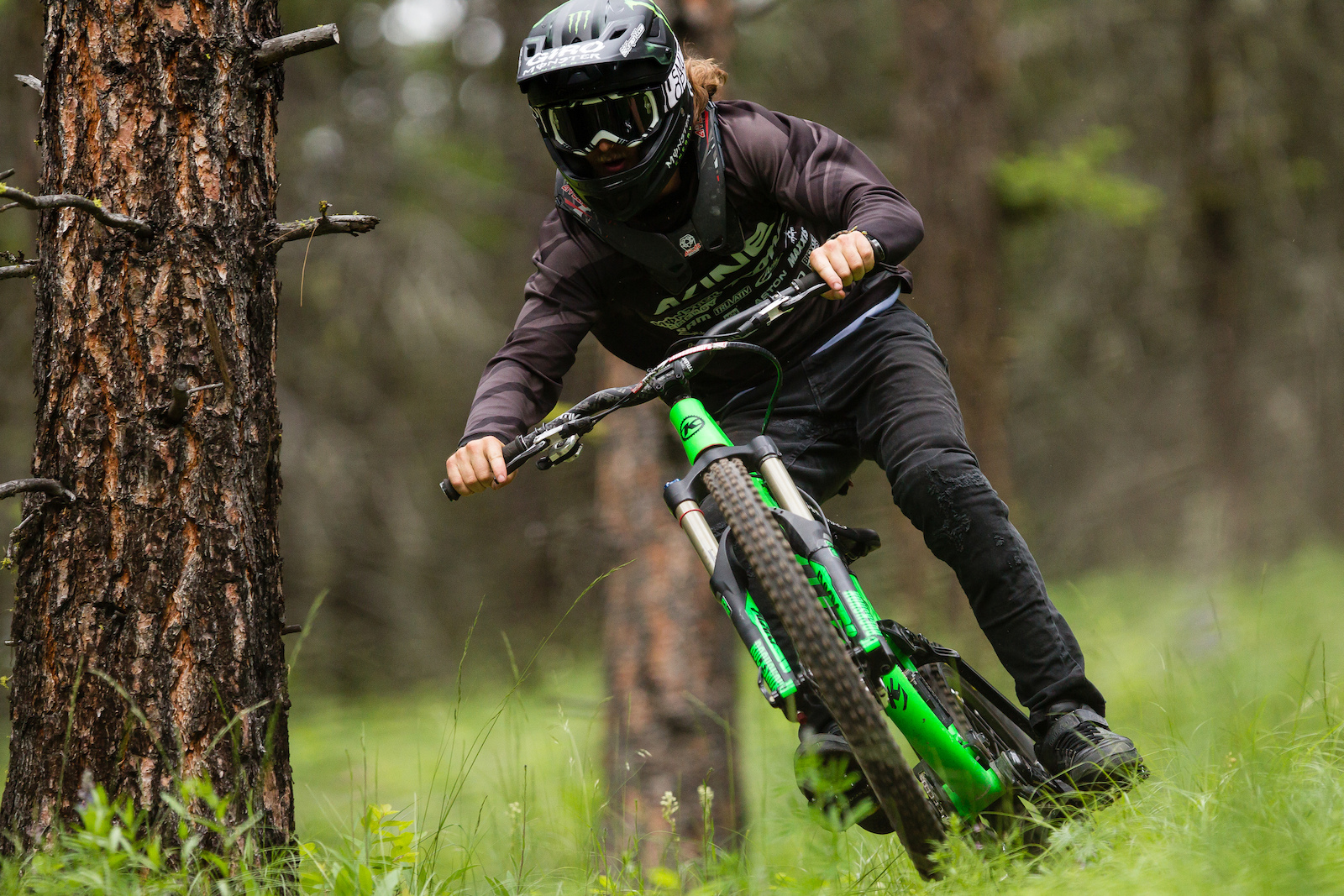 Вело жизнь. Экипировка Fis Downhill. Велорайдер. Велосипедист в эндуро шлеме. Веложизнь.