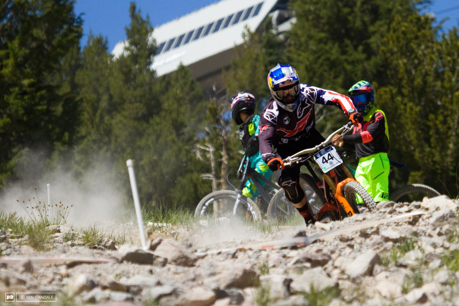 Aaron Gwin in the loose Mammoth pumice rock. No problem for Gwin as he finds 10 seconds over Ropelato and wins Pro Men's Downhill.