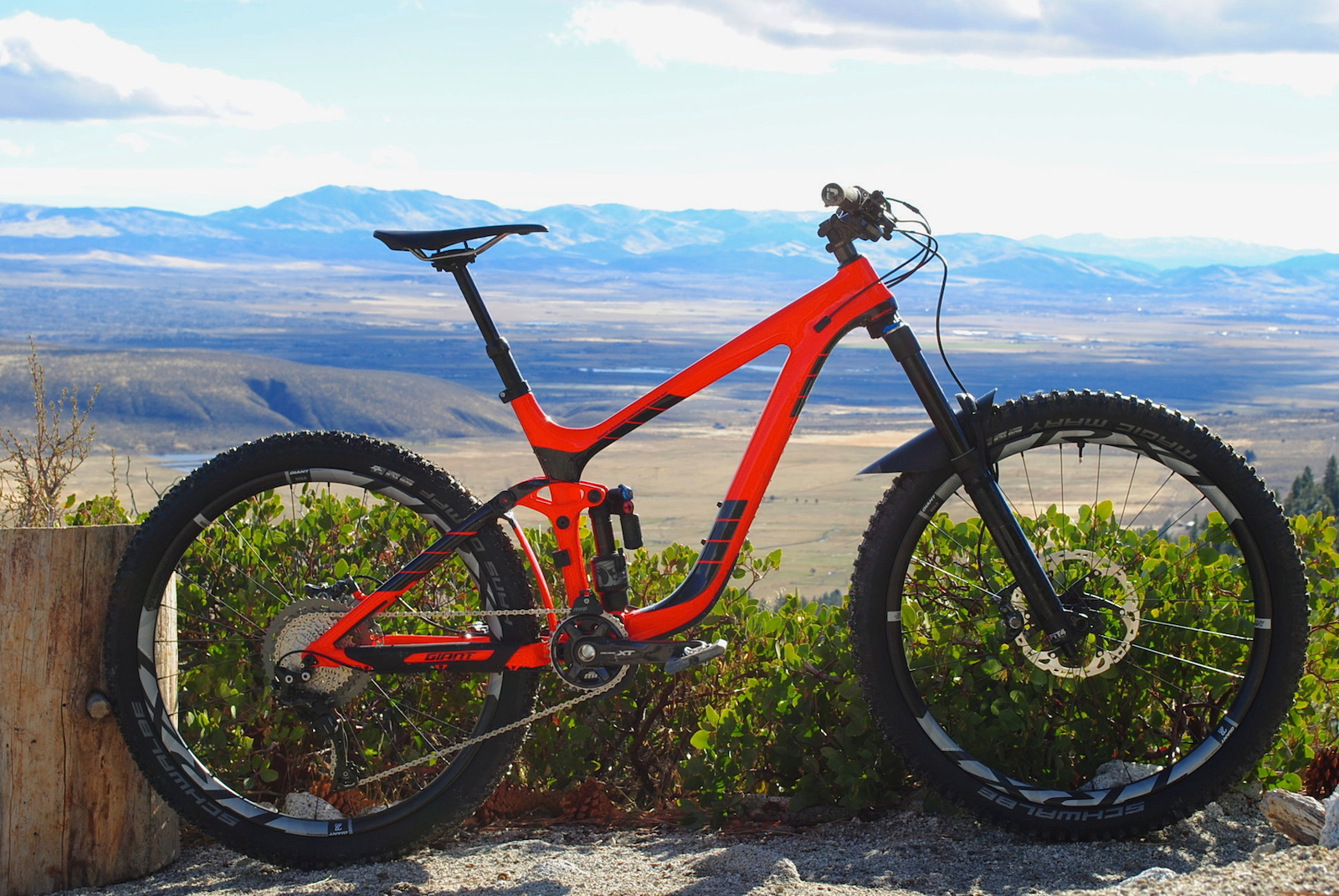 2017 Giant Reign Advanced 1
Easton Haven 50mm stem and 750mm carbon bars, tubeless. Other than that stock. SLAYER.
