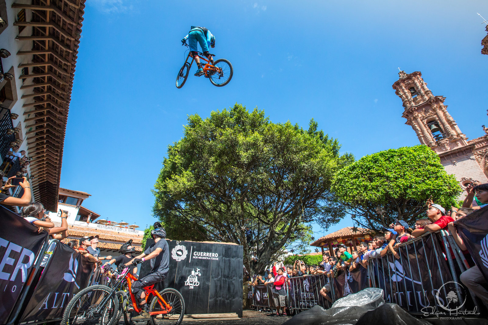 The plaza jump on the Downhill Taxco race.

Photo: Edgar Hurtado