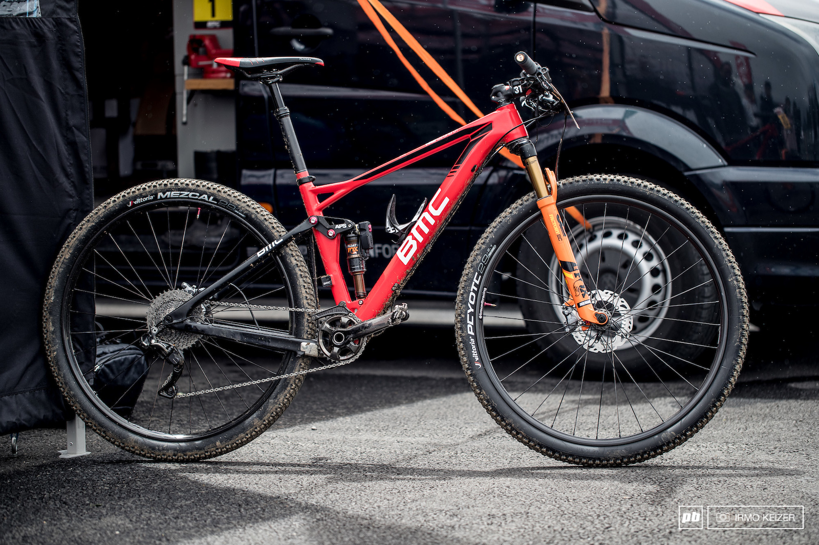 Reto Indergand's Fourstroke 01. Full electronic intregration of the Shimano XTR Di2 drivetrain and the Fox suspension.