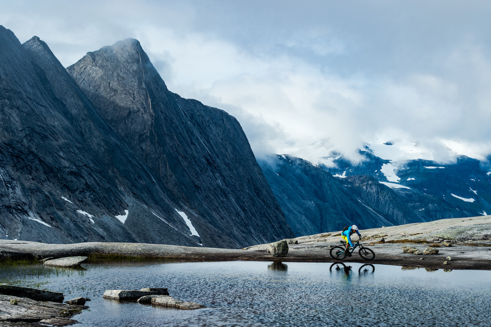 Joey Schulser mountain biking in Skjomen Reinnesfjellet Norway.