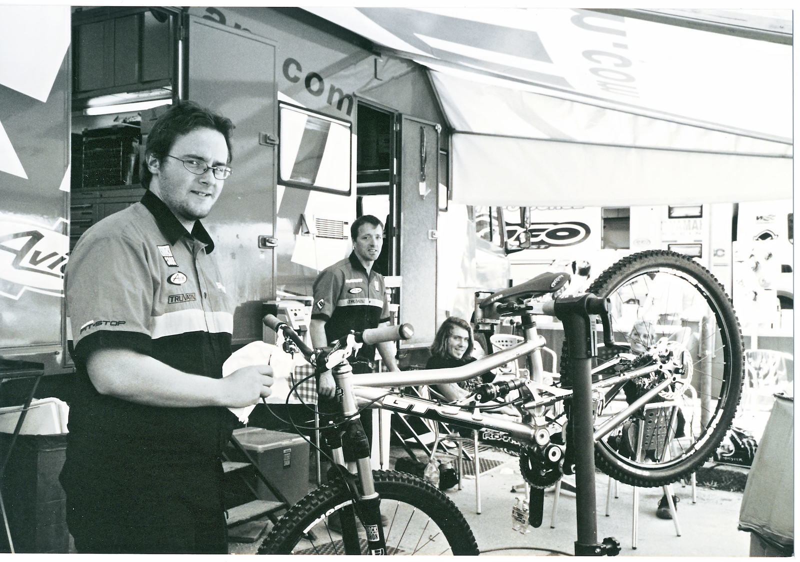 SRAM mechanics Mathieu Dupelle Martin Kirchner and team rider Duncan Riffle