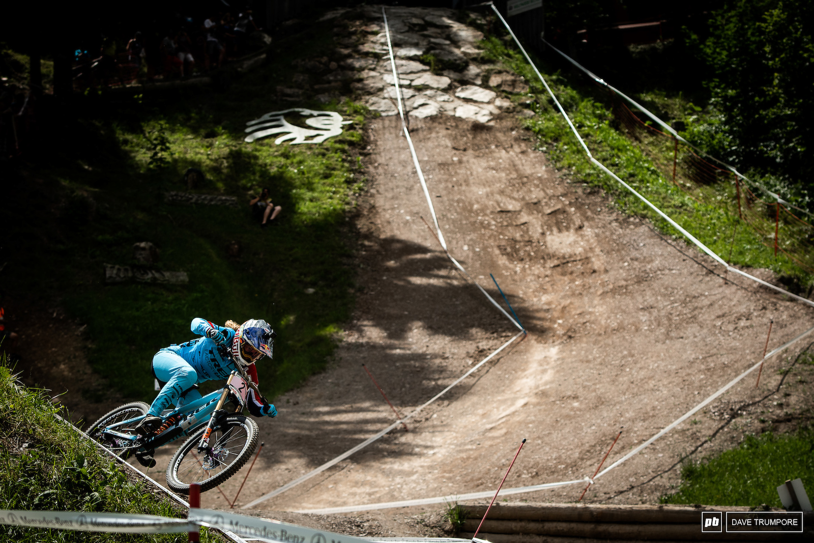 Green through all the splits by a massive margin Rachel Atherton set the fastest time early in the race and held it all the way to the end.