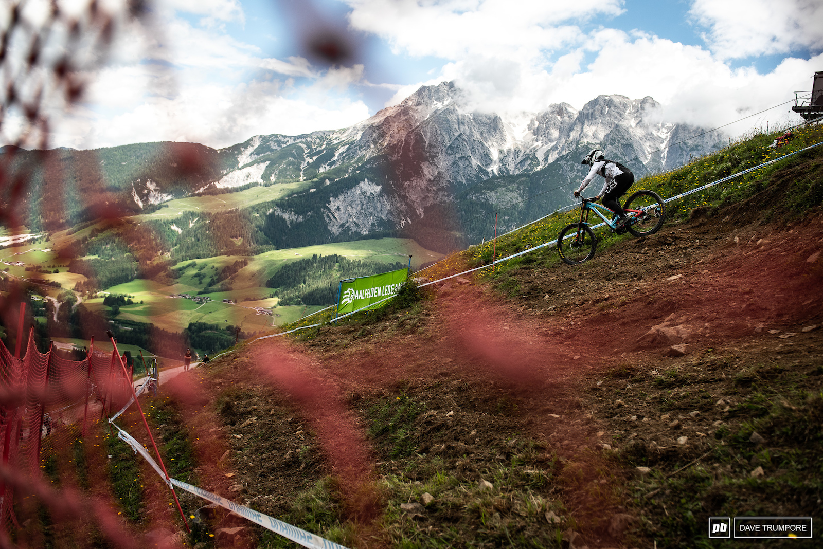 Laurie Greenland keeps it high and tight across the big off camber right out of the start gate.