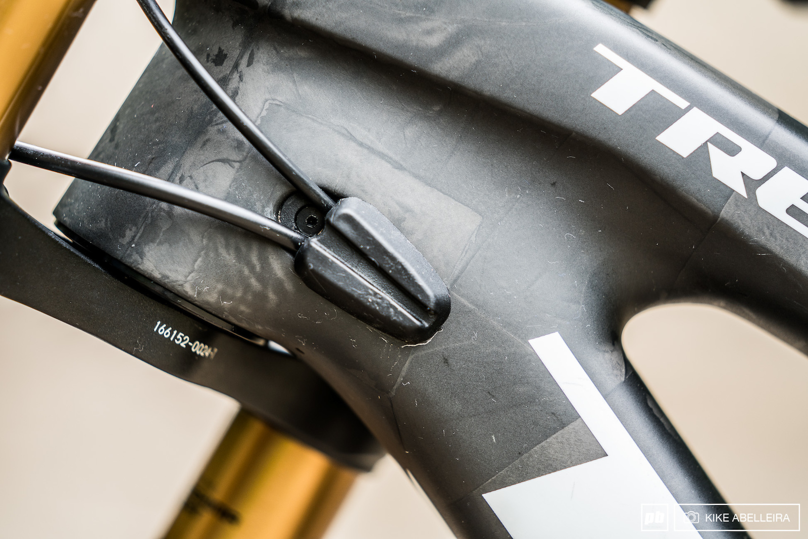 Trek Session 9.9 Review - internal routing port and bump stops
