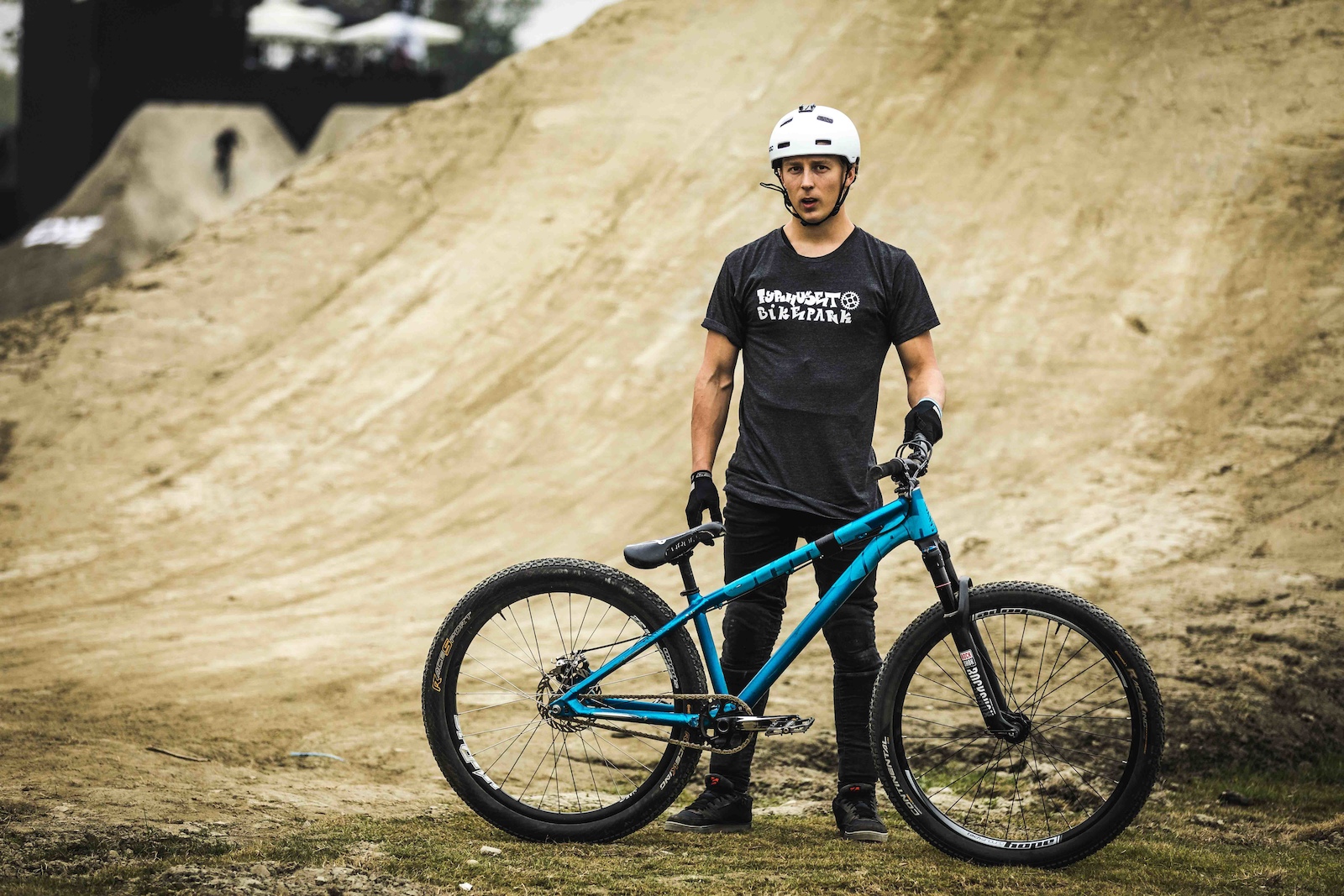 Coming through with one of my favourite colour schemes of the week... and also third place yesterday Alex Alanko and his Canyon Stiched 360 Pro.