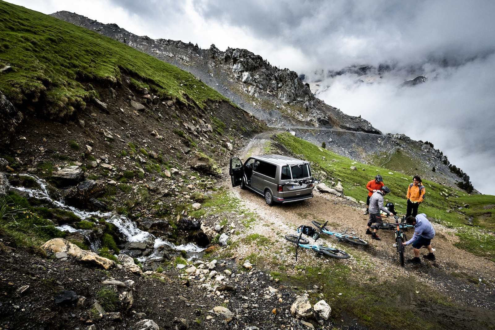 Putting the VW shuttle s offload capabilities through their paces to reach the Comodoto Peak trailhead.