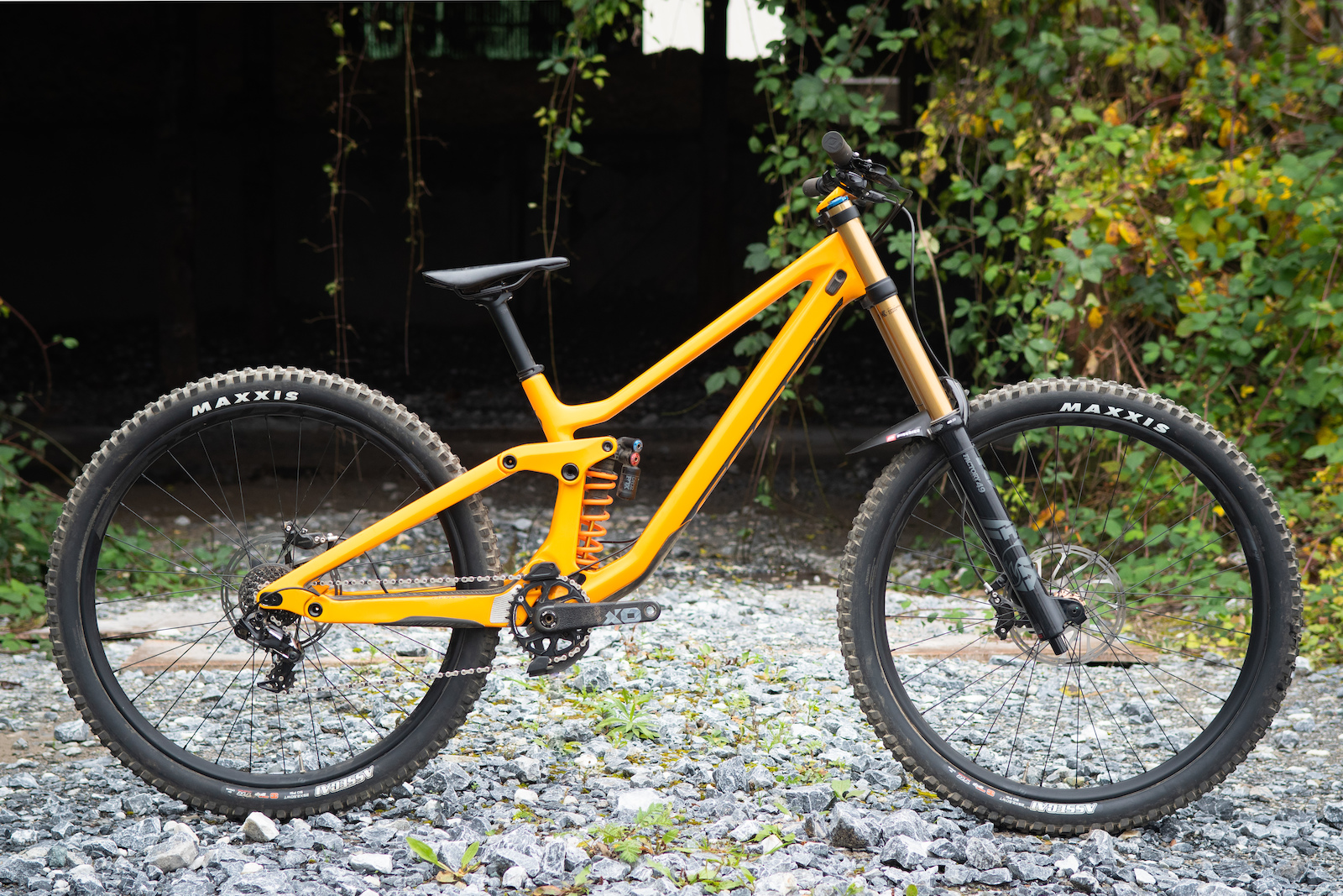 Review Scott Gambler 900 Tuned - A Sub-35 Pound Downhill Bike image picture