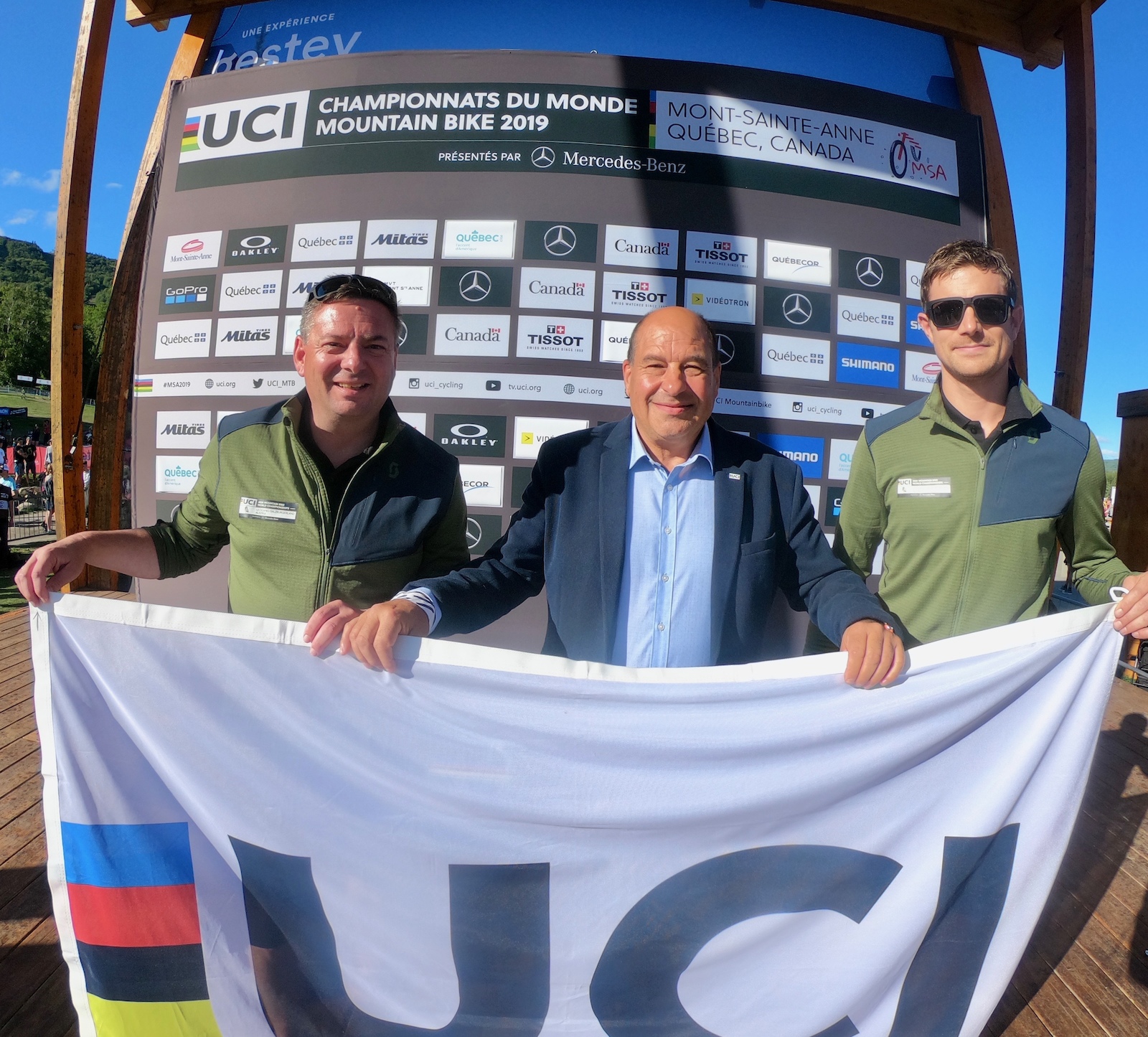Hand-over_UCI_flag_Kornel Grundner ©SaalfeldenLeogangTourisitik