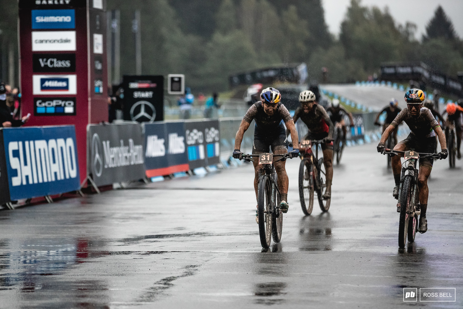 A photo finish between Evie Richards and Pauline Ferrand Prevot.