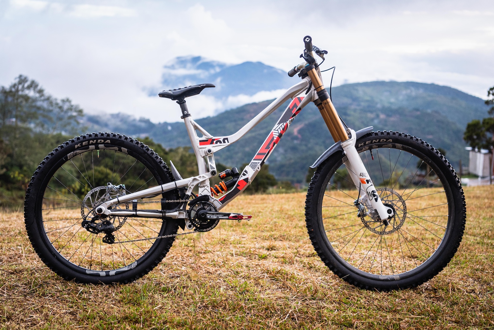 Bike Check: Neko Mulally's Prototype Intense M279 - Pinkbike