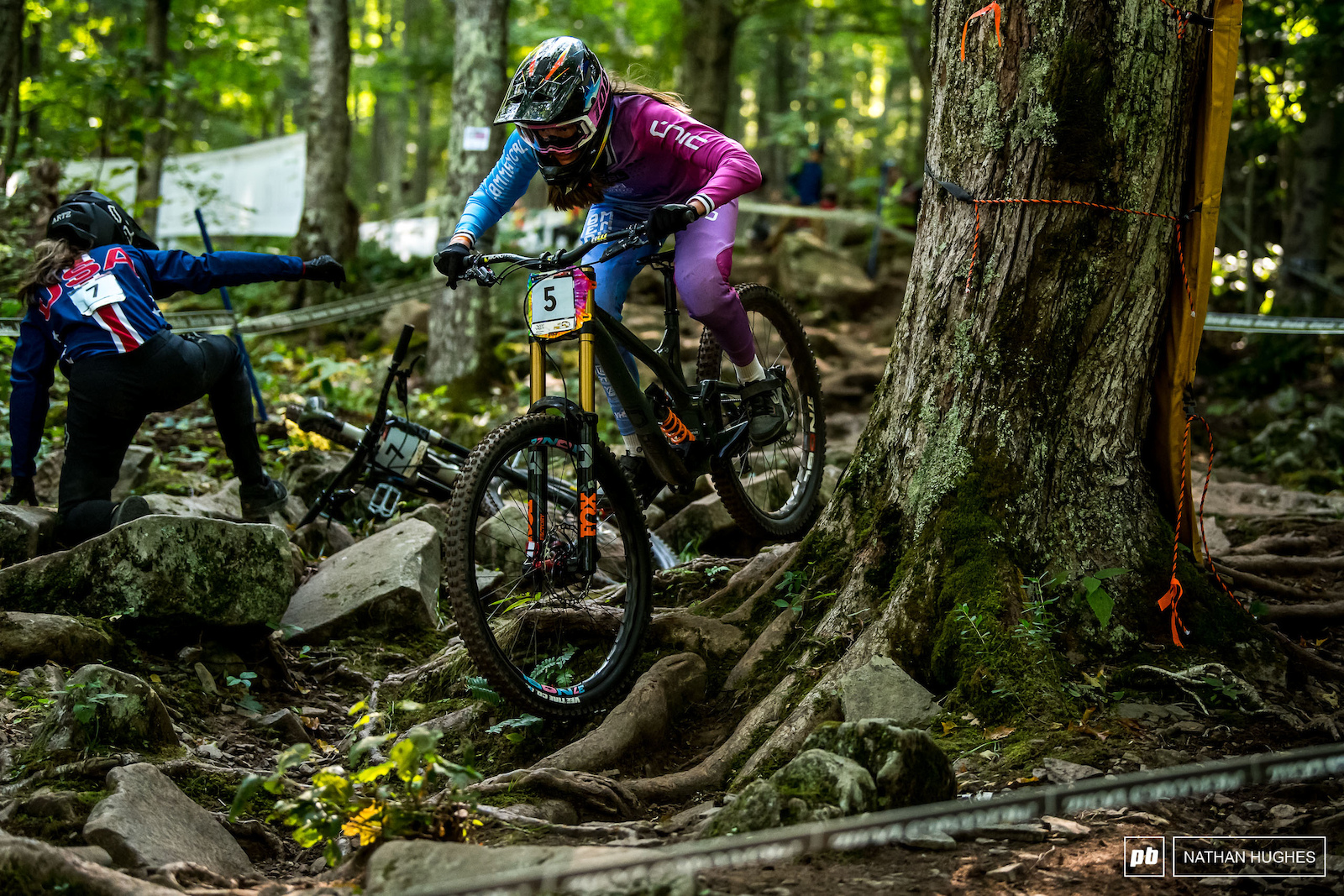 Siel Van der Velden with a tactical overtake on her way to 2nd place junior.