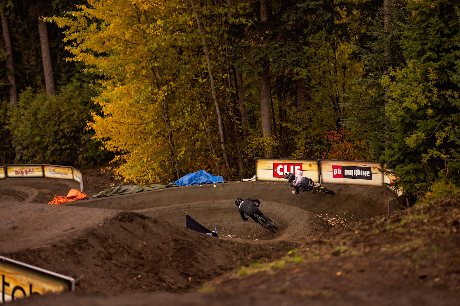 Bas Van Steenberge Keegan Wright running through the course. Fall time is all time here in Sunpeaks 