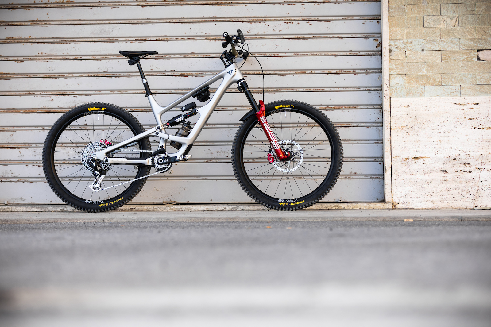 Bike Check: Jack Moir's Steering Damper Equipped YT Capra - Finale Ligure  EDR World Cup 2024 - Pinkbike