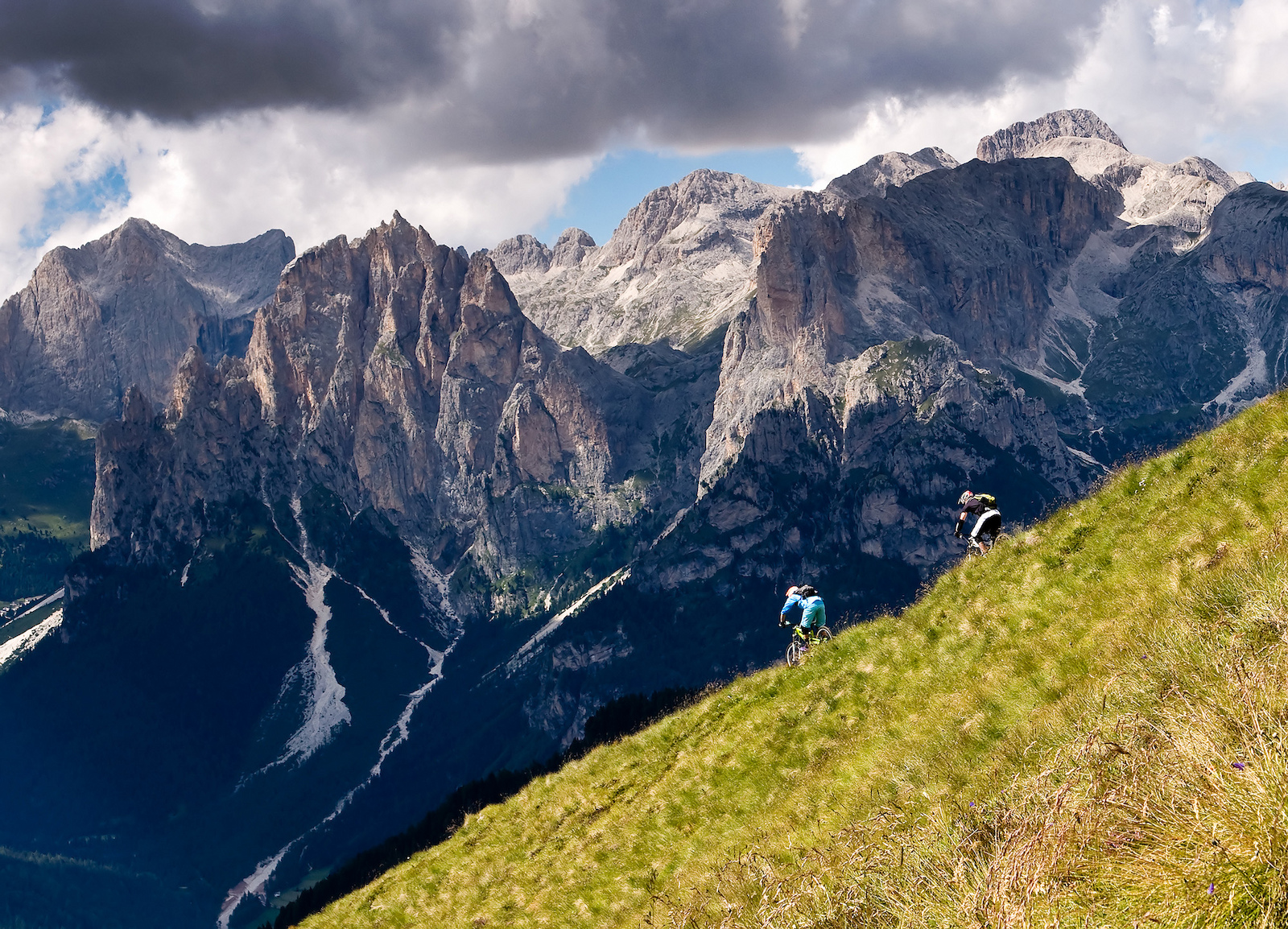 Situated in the heart of the dolomites, at the foot of the Sella massif. Here, Fassa Marketing manager, ex-snowboard professional and general cool dude Mauro (AKA Ninja) leads WorldBikeParks.com rider David Scorer down a phenomenal ridgeline high above Pozza.