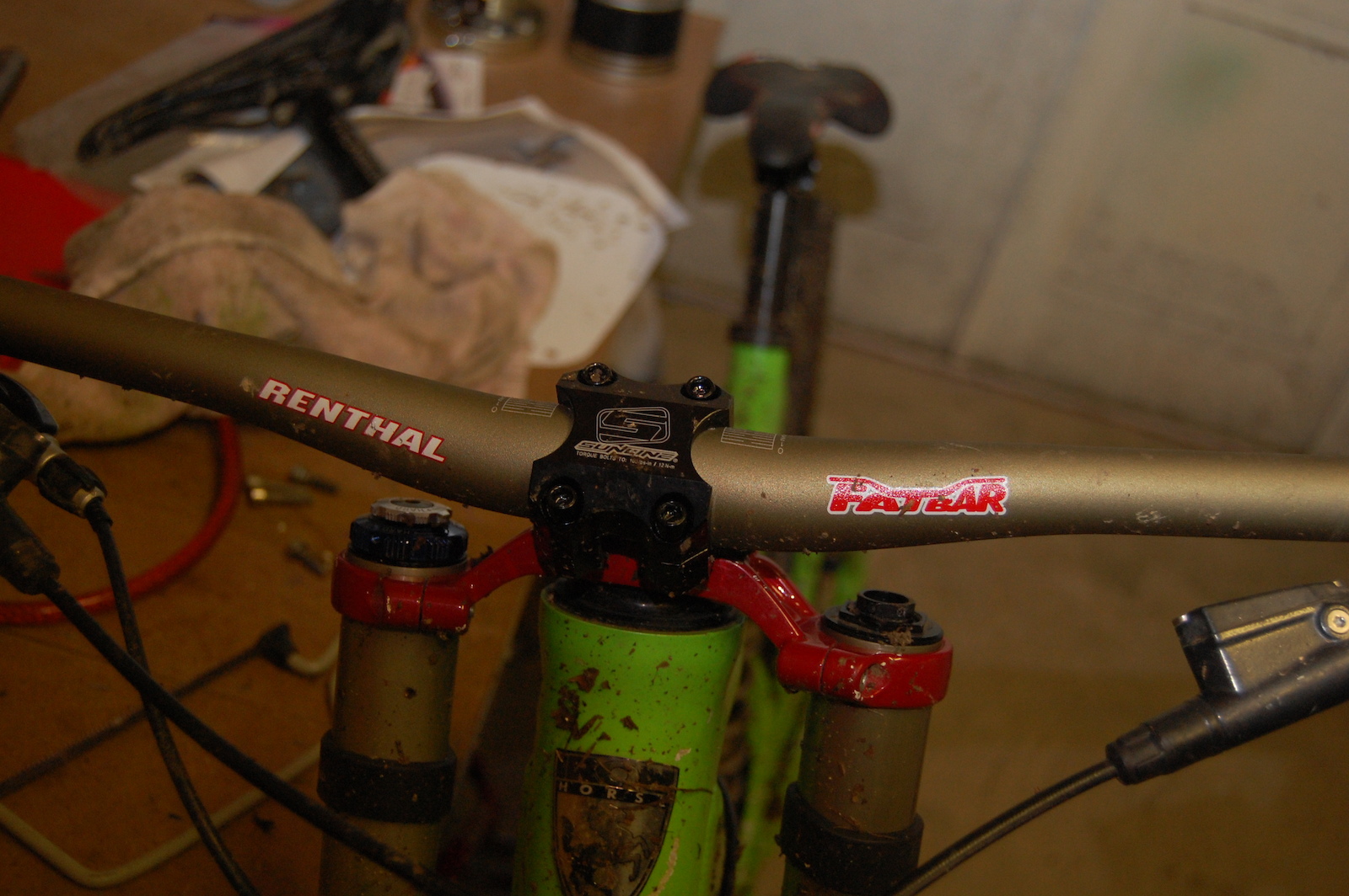 finaly got ride of my 700mm fun bars and put a pair of renthal fatboys 80mm bars on and a sunline direct mount boxxer stem on