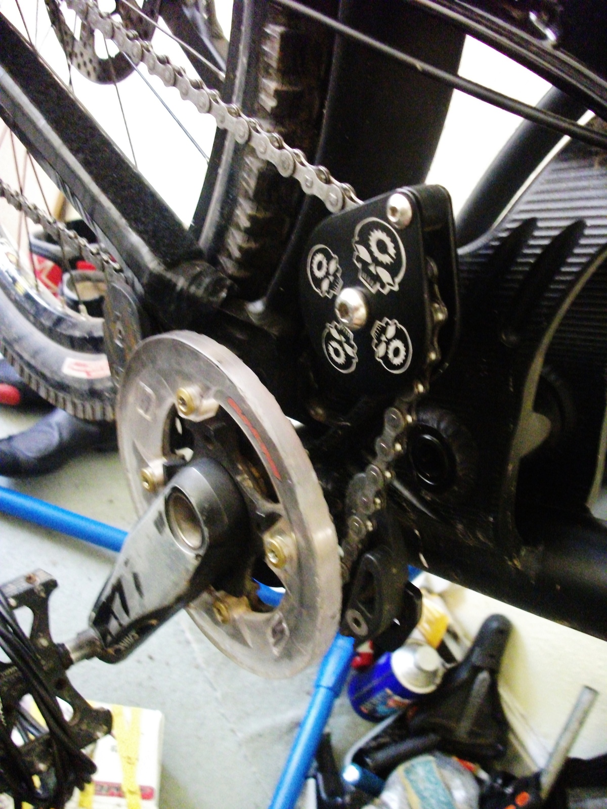 De decaled my cranks, totally forgot how worn they were, oh well. Super cool idler pulley system