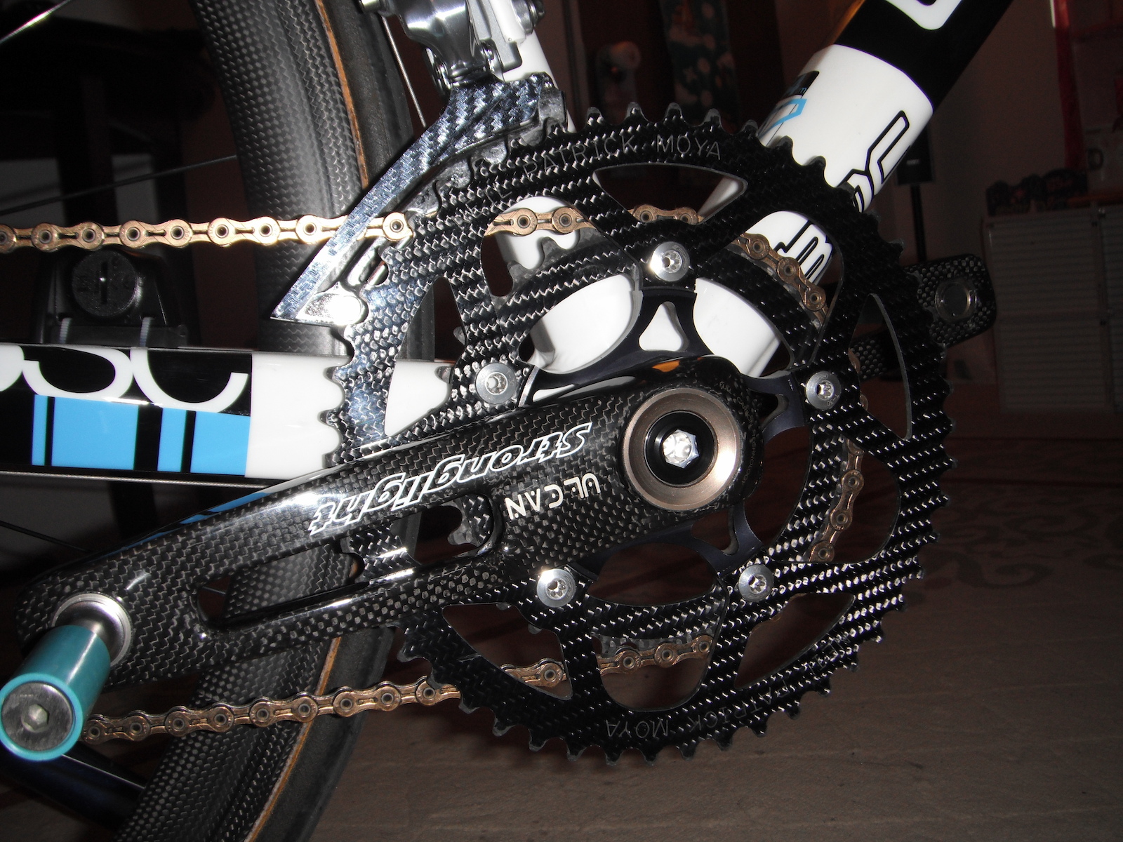 Stronglight crank, customized carbon fiber chainring made by fibre-lyte of Germany, and Aerolite pedal