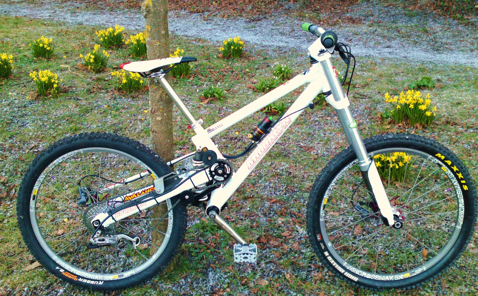 At last....the Brooklyn Racelink is complete !!! The first ride was priceless....Shivers up front and Avalanche on the rear, I have never ever ridden a rig that comes close to this monster weighing in at 47lbs. A huge machine so balanced but brutal, I think this would conquer any mountain in the world !!!