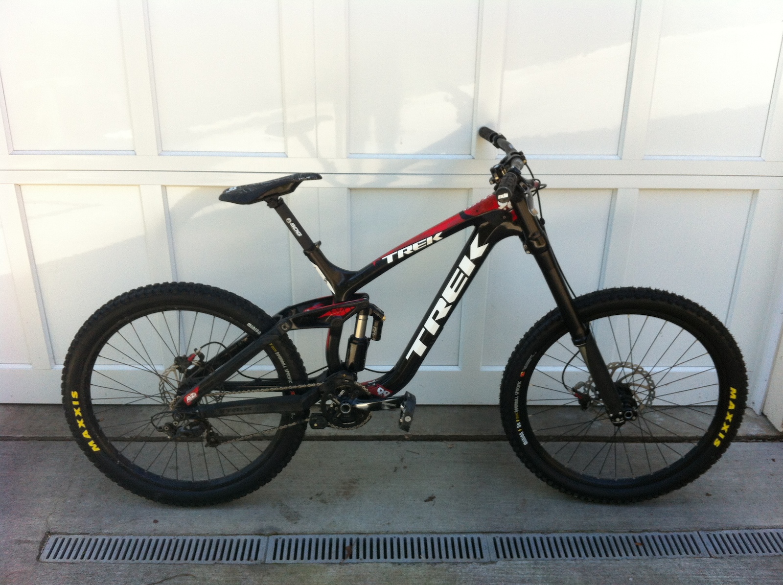 New atlas I beam saddle, SDG carbon post and deity blacklabel bars on the session 9.9