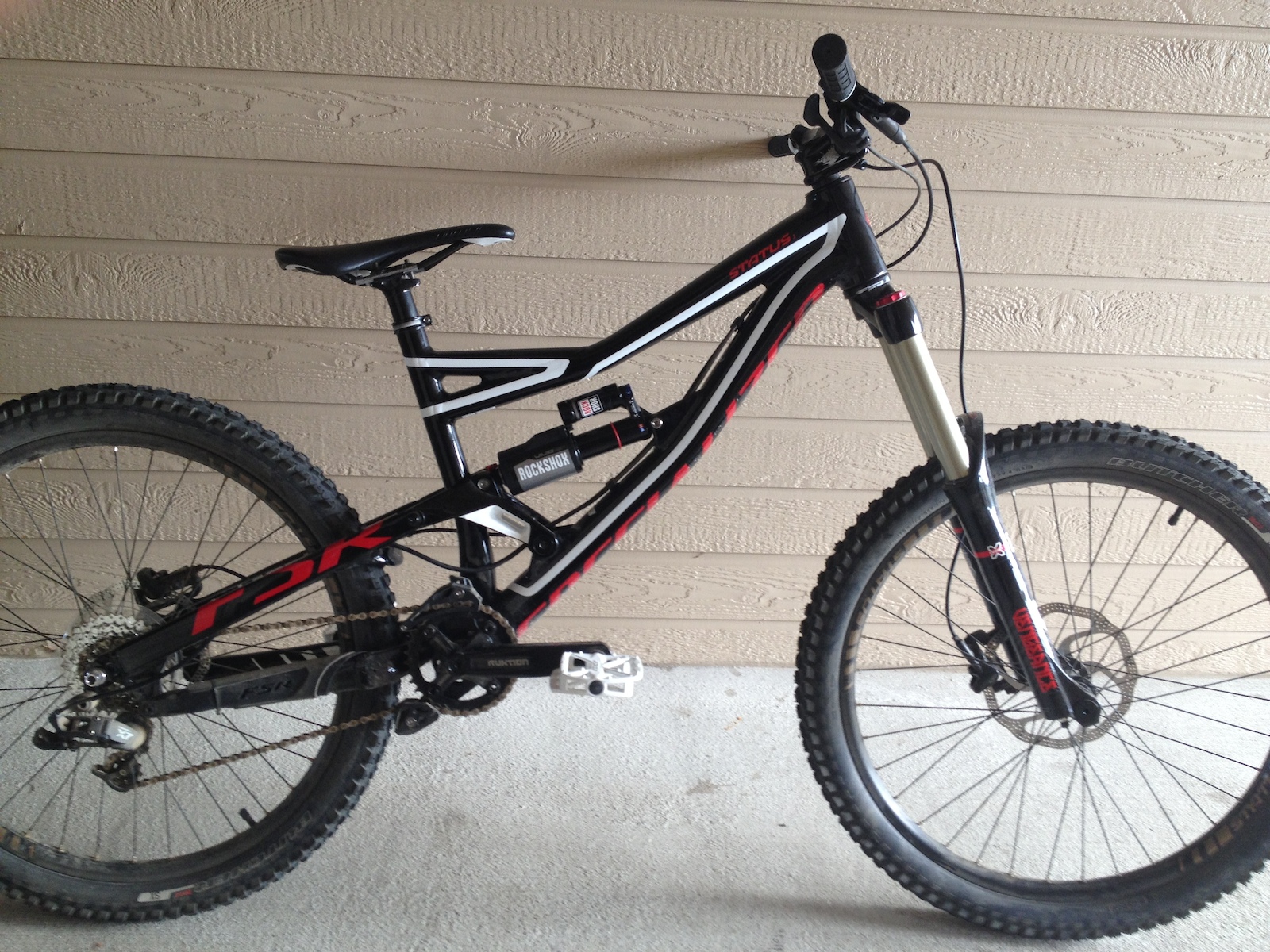 2013 Specialized Status medium 1 with new Vivid air shock